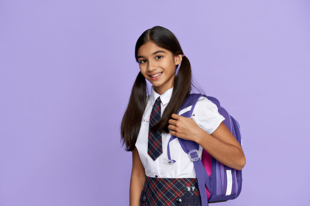 Joven estudiante morena de colegio de panama norte con mochila morada y uniforme