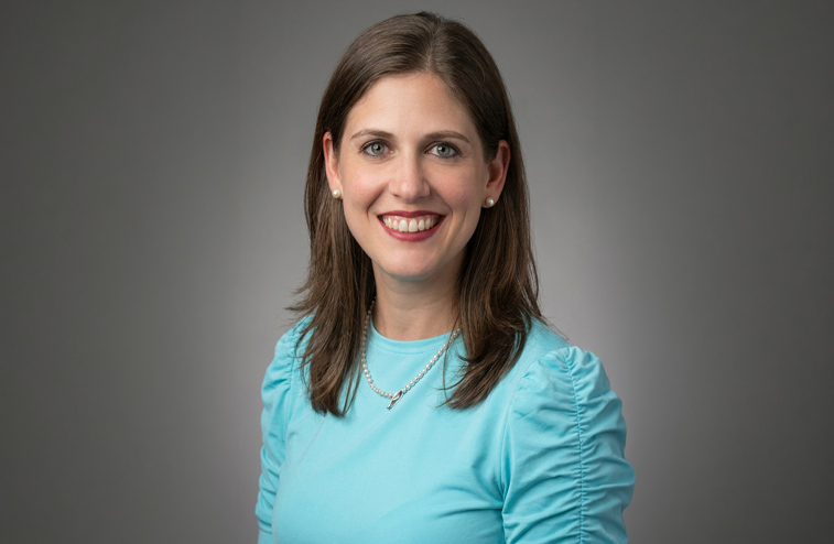 Juliette Faarup, fundadora de St. Peter's Academy, posa sonriente frente a la cámara