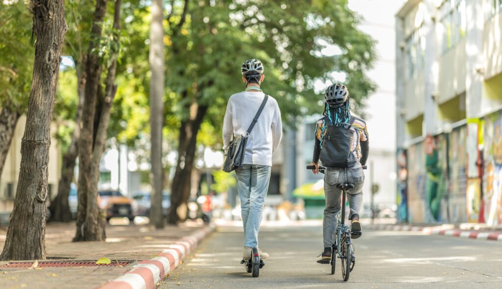 Dos jóvenes se trasladan en carril planificado gracias al urbanismo sustentable