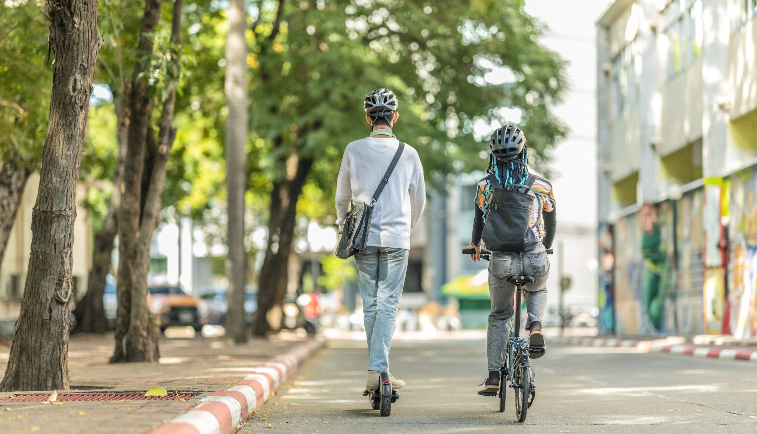 Dos jóvenes se trasladan en carril planificado gracias al urbanismo sustentable